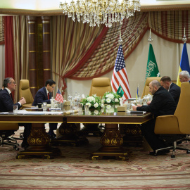 El Secretario de Estado de los EE UU, Marco Rubio, el Jefe de la Oficina Presidencial de Ucrania, Andriy Yermak, el Ministro de Asuntos Exteriores de Ucrania, Andrii Sybiha, y el Ministro de Defensa de Ucrania en Yeddah el 11 de marzo de 2025.