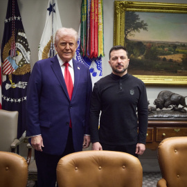 El presidente estadounidense Donald Trump recibe al presidente ucraniano Volodímir Zelenski antes de su reunión en la Casa Blanca, a 28 de febrero de 2025.