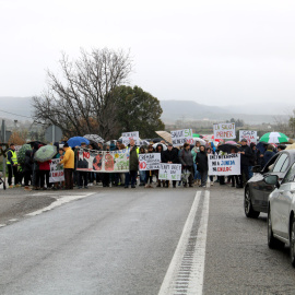Un grup de manifestants tallen la carretera N-240 a Juneda contra la planta de Nova Tracjusa.
