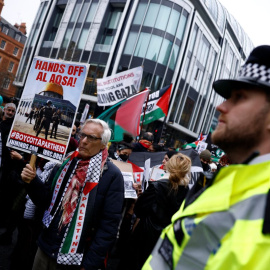 Un grupo de manifestantes sostiene pancartas y ondea banderas palestinas durante una movilización en el centro de Londres, a 23 de marzo de 2025.