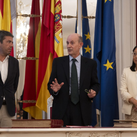 (Foto de ARCHIVO)El nuevo director de la Agencia de Prevención y Lucha contra el Fraude y la Corrupción de la Comunitat Valenciana, Eduardo Beut González (c), toma posesión de su cargo junto al president de la Generalitat, Carlos Mazón (i), y la presidenta de Les Corts, Llanos Massó (d), en Les Corts Valencianes, a 23 de julio de 2024, en Valencia, Comunidad Valenciana (España). El inspector de Hacienda Eduardo Beut fue elegido el pasado 15 de julio nuevo director de la Agència Valenciana Antifrau (AVAF) en el pleno de Les Corts con los votos de PP y Vox y el rechazo de PSPV y Compromís.Jorge Gil / Europa Press23/7/2024