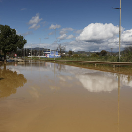 Carretera cortada en la estación de Cartama (Málaga) por el desbordamieno del río Guadalhorce.