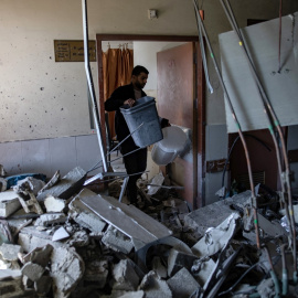 Un palestino observa los destrozos causados en el hospital Jan Yunis este pasado domingo