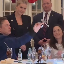 Elon Musk juega con un tenedor y dos cucharas en una cena con Donald Trump.