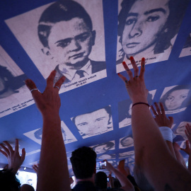 Pancarta con los rostros de todos los desaparecidos