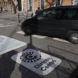 Un vehículo circula dos días después de la entrada en vigor de la Zona de Bajas Emisiones (ZBE), a 3 de enero de 2022, en Madrid.
