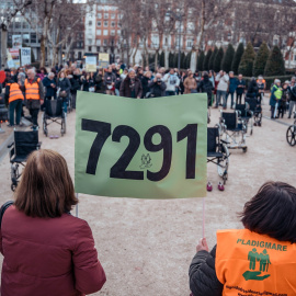 Varias personas sostienen una pancarta en recuerdo a las 7.291 víctimas en las residencias de mayores en la Comunidad de Madrid, a 18 de marzo de 2025,