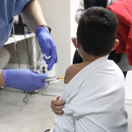 Un niño recibe una dosis de la vacuna contra el Covid-19, en el Hospital de Son Durea, a 15 de diciembre de 2021, en Palma, Mallorca, Balears (España).