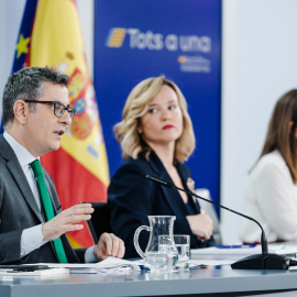 El ministro de la Presidencia, Relaciones con las Cortes y Justicia, Félix Bolaños y la ministra Portavoz, Pilar Alegría, durante una rueda de prensa tras el Consejo de Ministros, en el Palacio de la Moncloa, a 25 de marzo de 2025.