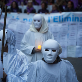 Varias personas durante la manifestación de la Coordinadora Feminista de Valencia por el 8M, a 8 de marzo de 2025, en Valencia, Comunidad Valenciana (España).