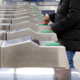 Foto de archivo de una persona pasando su abono en el metro.