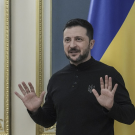 El presidente ucraniano, Volodímir Zelenski, valora en Kiev ante los medios el acuerdo alcanzado en Arabia Saudí este martes.