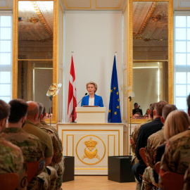 La presidenta de la Comisión Europea, Ursula von der Leyen, habla en la Academia de Oficiales del Ejército en el Castillo de Frederiksberg , Dinamarca.