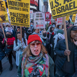 Varias personas sostienen pancartas durante una manifestación en apoyo a Palestina, en Nueva York, a 18 de marzo de 2025.
