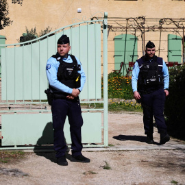 Imagen de una pareja de oficiales frente a la casa de los abuelos de Émile en La Bouilladisse, Francia, a 25 de marzo de 2025, día en el que han sido detenidos.