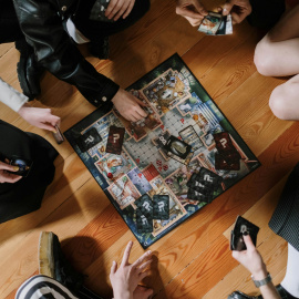 Personas jugando a un juego de mesa.
