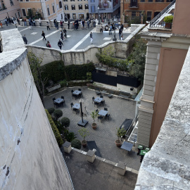 Imagen de un muro de la Plaza de España, en Roma, a 26 de marzo de 2025.