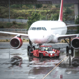 Imagen de un avión en una terminal de aeropuerto.