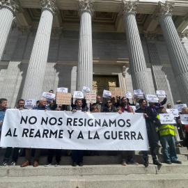 Participantes en la protesta realizada este miércoles en las escalinatas del Congreso.