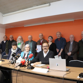 Pilar Massana, d’Aturem la Guerra, amb Salah Jamal, de la comunitat palestina a Catalunya; Pere Ortega, president honorari del Centre Delàs i representants de diverses entitats en la presentació de la campanya contra la despesa militar