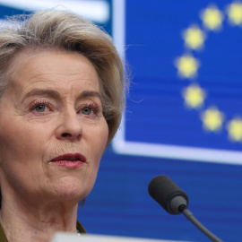 La presidenta de la Comisión Europea, Ursula von der Leyen, observa durante una conferencia de prensa con el presidente del Consejo Europeo, Antonio Costa (no en la imagen), el día de una cumbre de la Unión Europea en Bruselas.