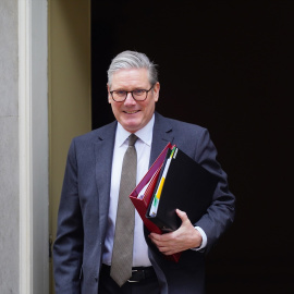 Keir Starmer, primer ministro británico, sale este miércoles del número 10 de Dowming Street, en Londres.26/3/2025 ONLY FOR USE IN SPAIN