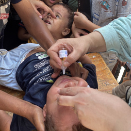 Imagen de archivo de médicos palestinos administrando vacunas contra la polio en la ciudad de Gaza.