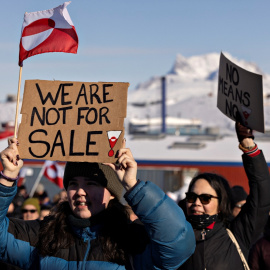 La población de Groenlandia protesta contra el anexionismo de EEUU frente a su consulado, en Nuuk, a 15 de marzo de 2025.