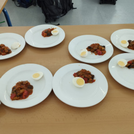 Imagen de la ración de comida que sirve un comedor escolar andaluz a niños de entre 9 y 12 años
