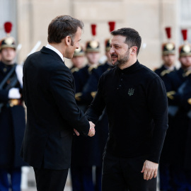 El presidente francés, Emmanuel Macron, y el presidente ucraniano, Volodymyr Zelenskiy, se estrechan la mano durante una reunión previa a una conferencia de paz y seguridad sobre Ucrania, en París, Francia, el 26 de marzo de 2025.