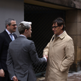 El president de la Generalitat, Salvador Illa, encaixant mans amb el director general de la Casa de la Generalitat de Catalunya a Perpinyà, Christopher Person.