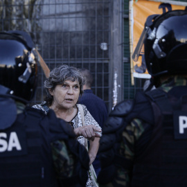 Una mujer habla se dirige a los policías durante una marcha de jubilados frente al Congreso, en Buenos Aires, a 26 de marzo de 2025.
