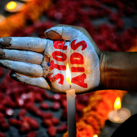 Imagen de archivo de un activista con el mensaje "Alto al sida" pintado en su mano durante una campaña de concienciación en el Día Mundial del sida, a 19 de diciembre de 2022, en India.