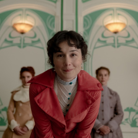 La actriz Nadia de Santiago en 'Manual para señoritas'.