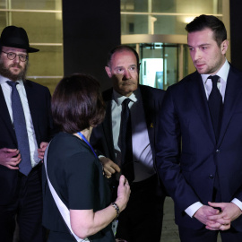 El líder del Agrupamiento Nacional (RN) de Francia, Jordan Bardella, y el eurodiputado por el RN, Fabrice Legger, visitan el Memorial del Holocausto Yad Vashem en Jerusalén, el 26 de marzo.