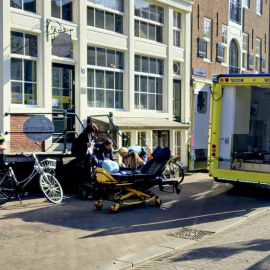 Una víctima del ataque en Amsterdam es trasladada en ambulancia.