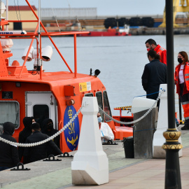 Migrantes de origen marroquí interceptados y trasladados al puerto de Ceuta. Archivo.