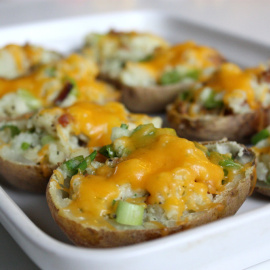 Imagen de un plato de patatas gratinadas con queso.