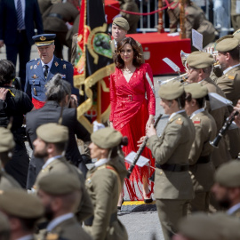 La presidenta de la Comunidad de Madrid, Isabel Díaz Ayuso, a su llegada al acto cívico militar con motivo del Día de la Comunidad de Madrid en la Puerta del Sol, a 2 de mayo de 2024, en Madrid (España)