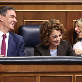 El presidente del Gobierno, Pedro Sánchez; la vicepresidenta primera y ministra de Hacienda, María Jesús Montero y la vicepresidenta segunda y ministra de Trabajo, Yolanda Díaz, durante una sesión de control al Gobierno, en el Congreso de los Diputados, a 19 de marzo de 2025.