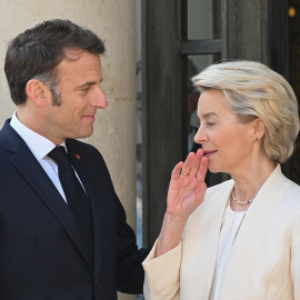 Cumbre de París. Emmanuel Macron recibe a la presidenta de la Comisión Europea, Ursula Von der Leyen, en el Eliseo.