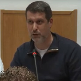 Borja Revilla, portavoz de Vox en el ayuntamiento de Algemesí, durante el pleno.