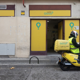 Un repartidor de Glovo el 2 de diciembre de 2024 en Madrid.