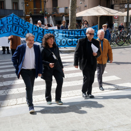 Els exalcaldes de Ripoll amb la pancarta de fons