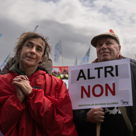 Dos personas, en la manifestación contra Altri del pasado 22 de marzo en A Pobra do Caramiñal (A Coruña).