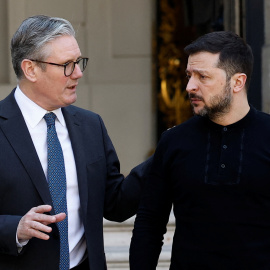 Volodymyr Zelenskiy con Keir Stamer en París el 27 de marzo de 2025.