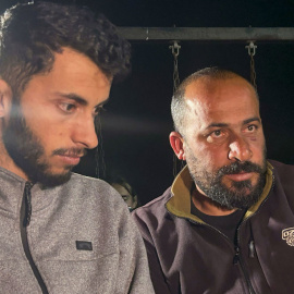 El cineasta palestino Hamdan Ballal, a la derecha de la imagen relata a los periodistasla agresión que sufrió a manos de colonos israelíes.