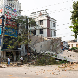 La gente camina junto a edificios derrumbados tras el terremoto en Mandalay, Myanmar, a 28 de marzo de 2025.