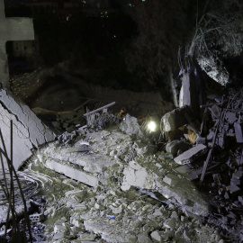 Imagen de escombros tras un ataque aéreo estadounidense en Saná, Yemen, el 23 de marzo de 2025.