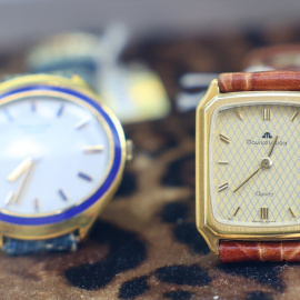 Imagen de archivo de dos relojes.